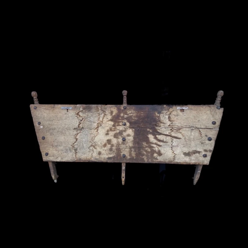 Panneau - tête de lit sculptée dans le flanc d'une charrette sicilienne en bois peint