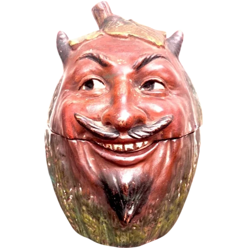 Tabatière en terre cuite représentant une citrouille en forme de tête de Méphistophélès souriant