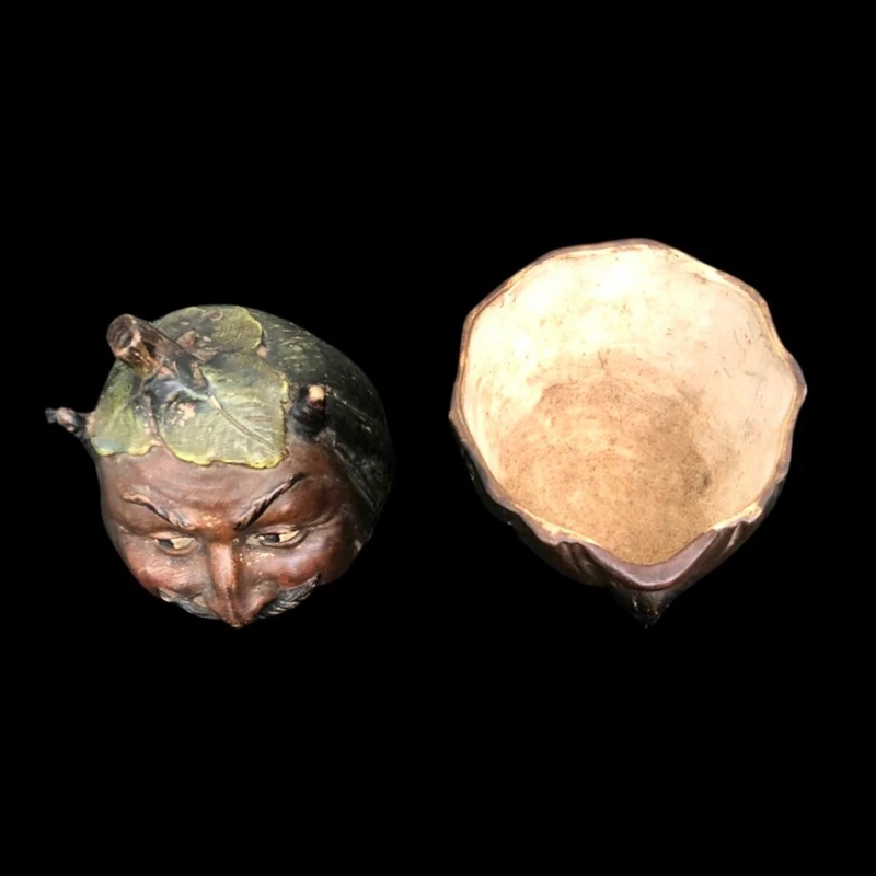 Tabatière en terre cuite représentant une citrouille en forme de tête de Méphistophélès souriant