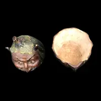 Tabatière en terre cuite représentant une citrouille en forme de tête de Méphistophélès souriant