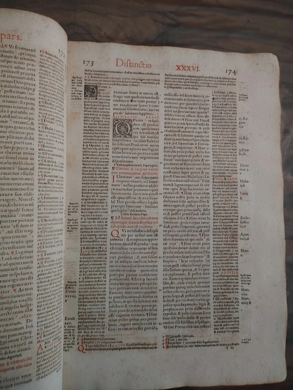Decretum Divi Gratiani, 1560, Hugues de la porteLion