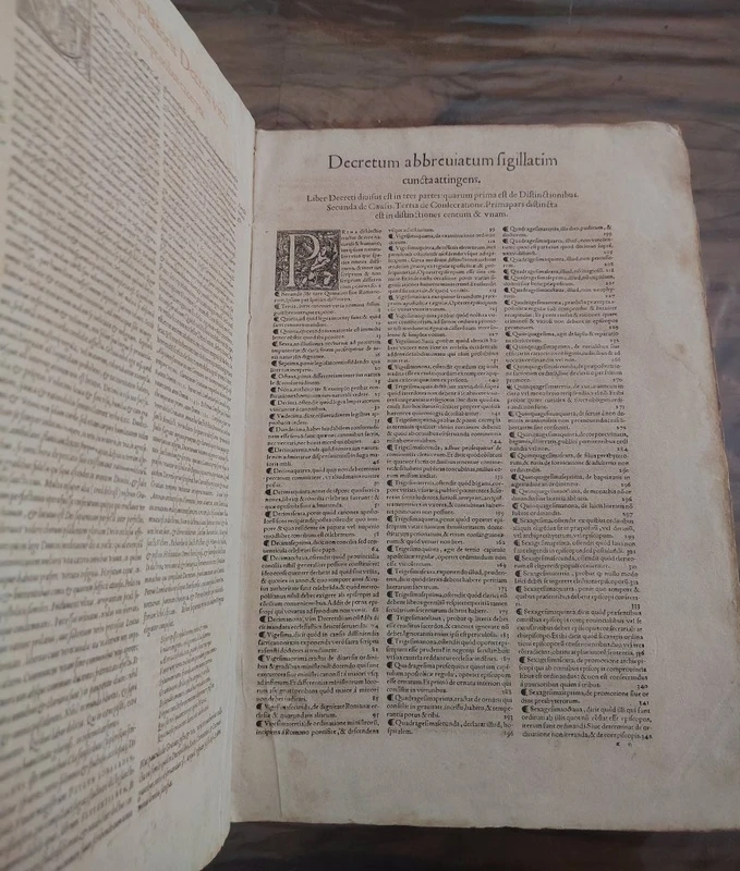 Decretum Divi Gratiani, 1560, Hugues de la porteLion