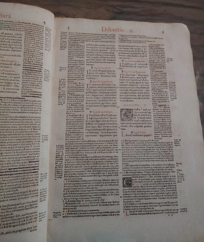 Decretum Divi Gratiani, 1560, Hugues de la porteLion