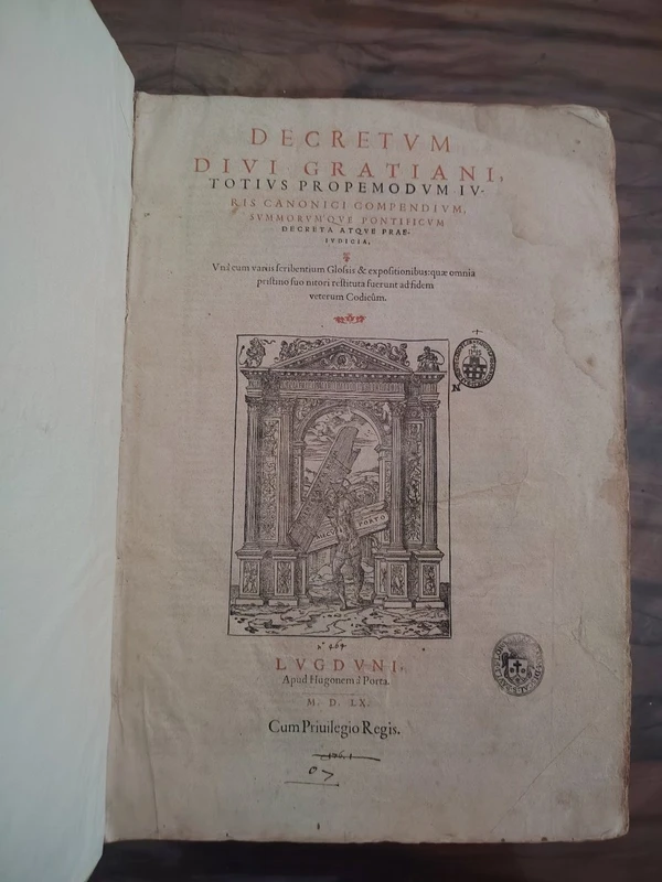 Decretum Divi Gratiani, 1560, Hugues de la porteLion