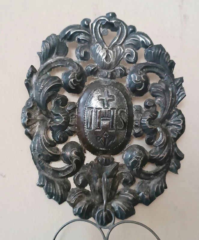 Artigianato italiano del XIX secolo. acquasantiera in argento con bacinella rimovibile.