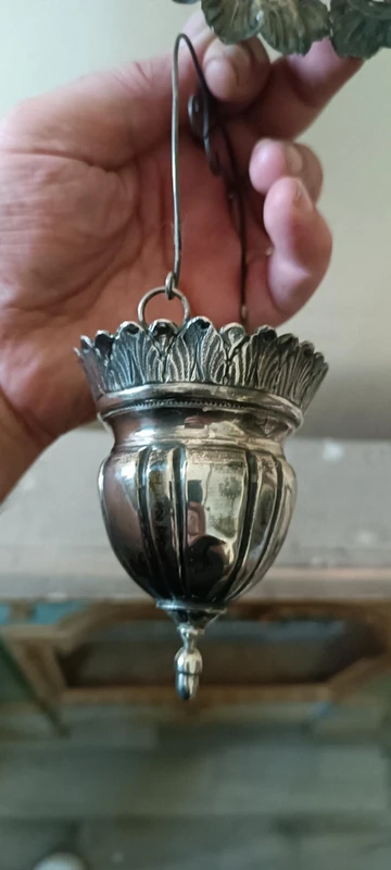 Artigianato italiano del XIX secolo. acquasantiera in argento con bacinella rimovibile.