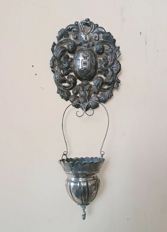 Artigianato italiano del XIX secolo. acquasantiera in argento con bacinella rimovibile.