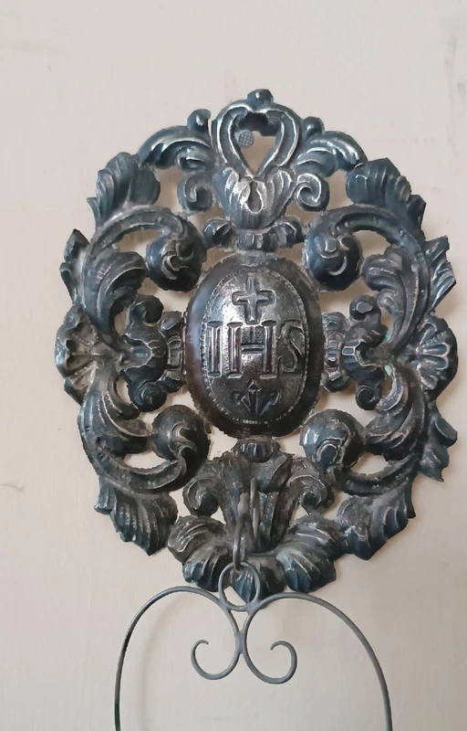 Artigianato italiano del XIX secolo. acquasantiera in argento con bacinella rimovibile.