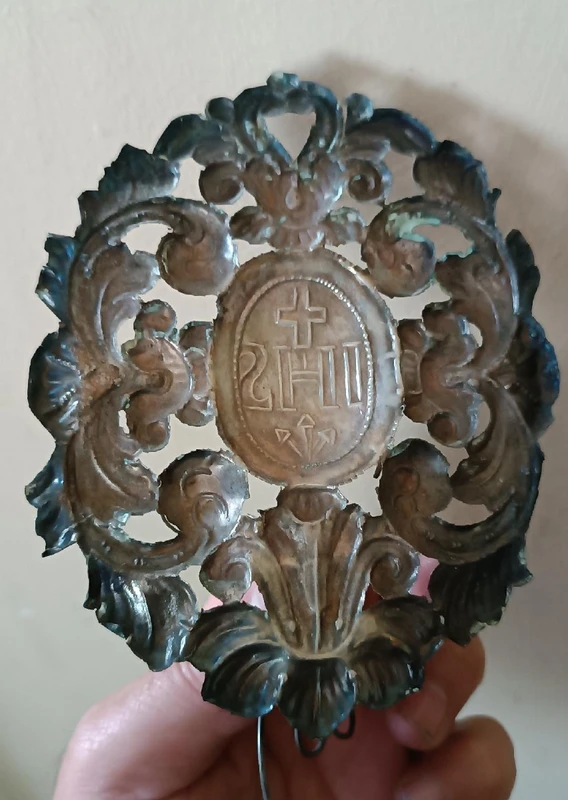 Artigianato italiano del XIX secolo. acquasantiera in argento con bacinella rimovibile.