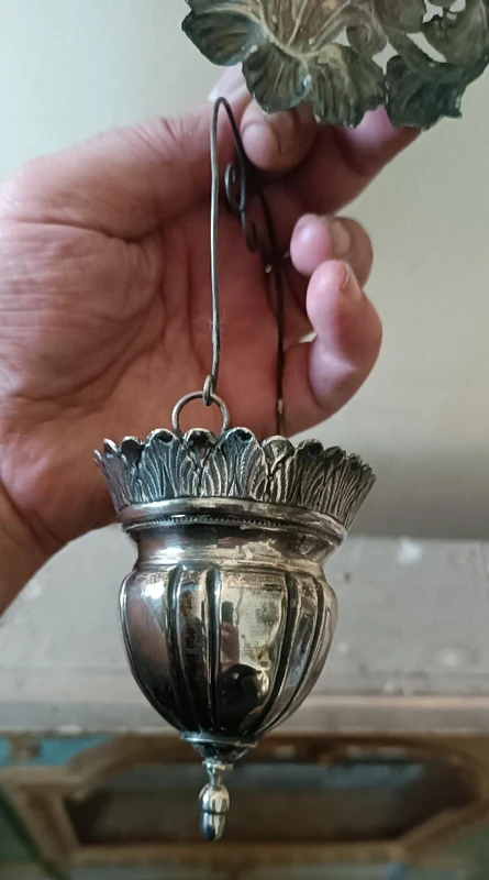 Artigianato italiano del XIX secolo. acquasantiera in argento con bacinella rimovibile.