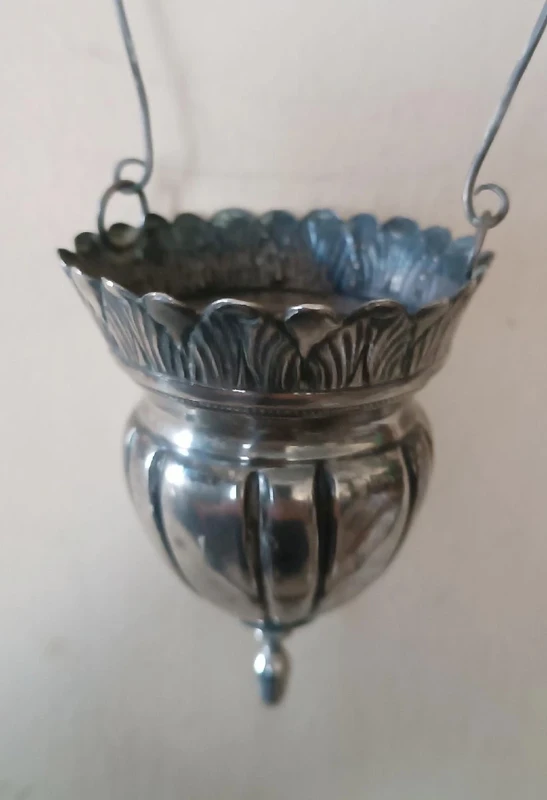 Artigianato italiano del XIX secolo. acquasantiera in argento con bacinella rimovibile.