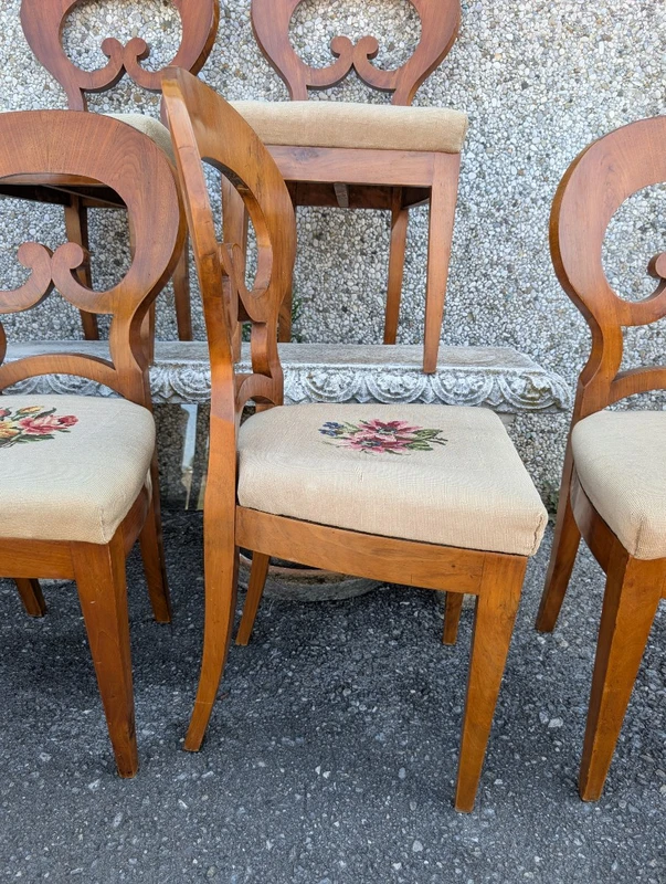 Suite di 6 Sedie Biedermeier in Noce Biondo – Austria, XIX Secolo