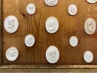 Gruppo di stucchi ricavati da intagli e cammei antichi con profili di imperatori