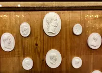 Gruppo di stucchi ricavati da intagli e cammei antichi con profili di imperatori