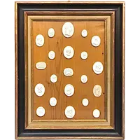 Gruppo di stucchi ricavati da intagli e cammei antichi con profili di imperatori