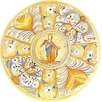 Assiette-planche à découper en faïence, décorée de quartiers à la Raphaël et de motifs végétaux stylisés