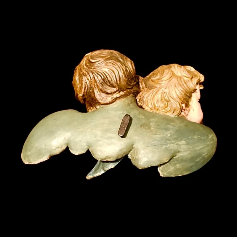Sculpture en bois polychrome représentant un couple de chérubins. Ligurie.