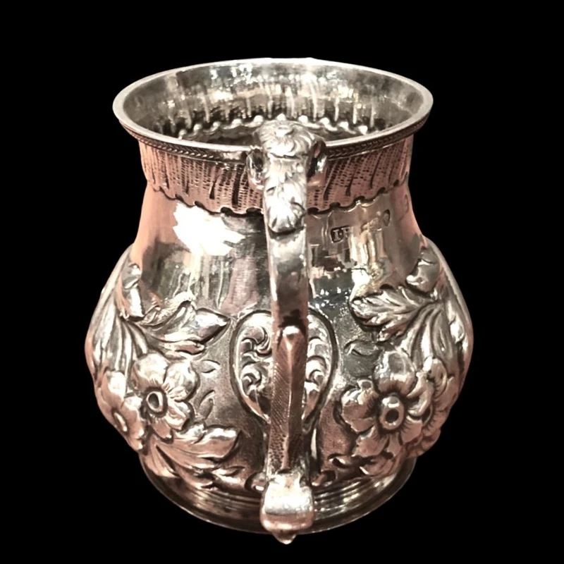 Bicchiere in argento sblazato con motivi floreali e rocaille.Londra 1860.