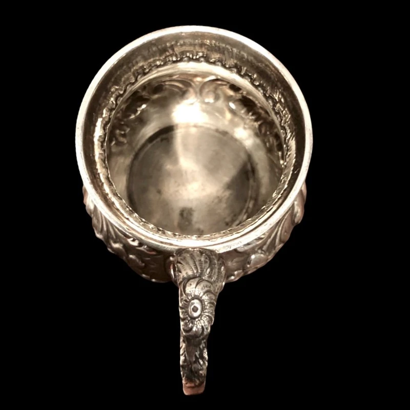 Bicchiere in argento sblazato con motivi floreali e rocaille.Londra 1860.