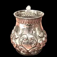 Bicchiere in argento sblazato con motivi floreali e rocaille.Londra 1860.