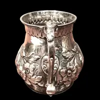 Bicchiere in argento sblazato con motivi floreali e rocaille.Londra 1860.