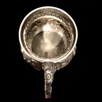 Bicchiere in argento sblazato con motivi floreali e rocaille.Londra 1860.