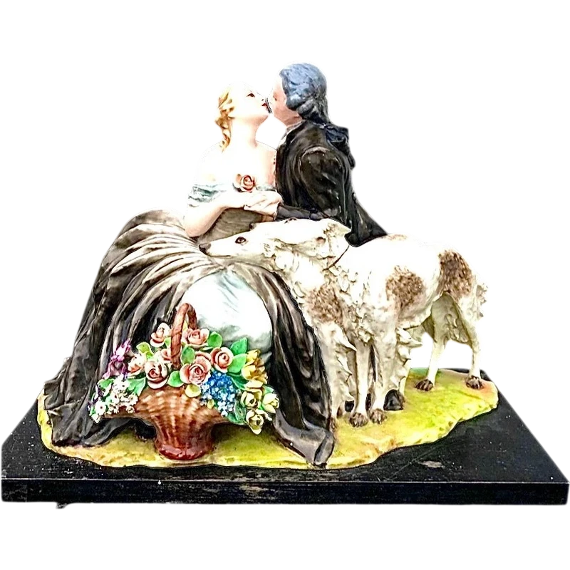 Grande gruppo con scena galante, Cavaliere e dama con coppia di levrieri e cesto di fiori.