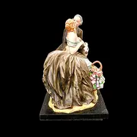 Grande gruppo con scena galante, Cavaliere e dama con coppia di levrieri e cesto di fiori.