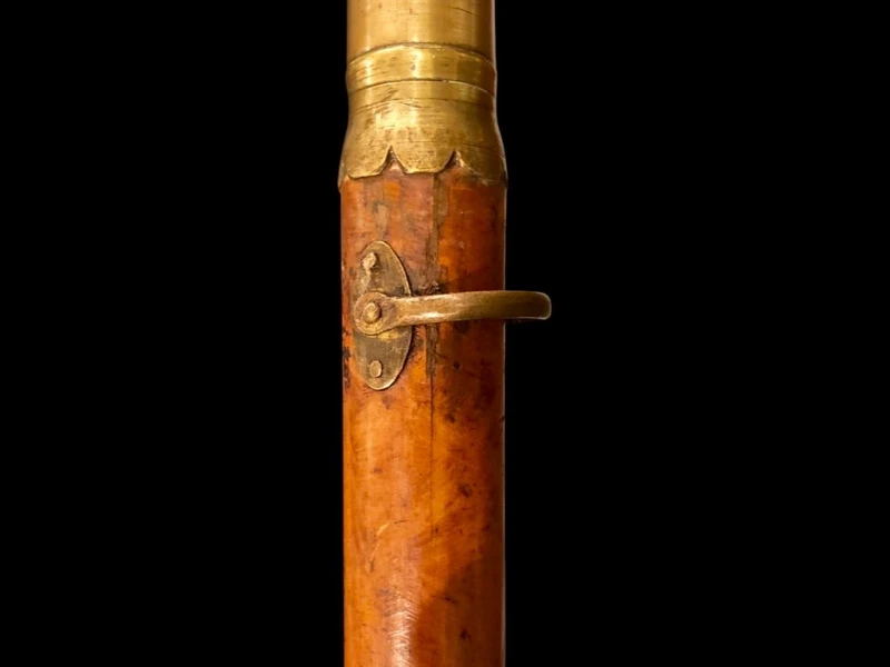 Bastone da cerimonia ‘ compagnon’ con pomolo in bronzo con simbolo inciso e canna in malacca.