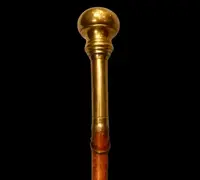 Bastone da cerimonia ‘ compagnon’ con pomolo in bronzo con simbolo inciso e canna in malacca.