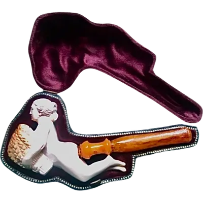 Pipe en mousse de mer à motif érotique représentant une femme nue.