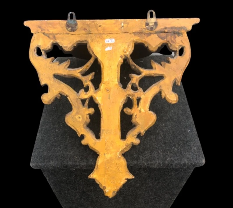 Mensola in legno e foglia oro con festoni ,volute rocaille e motivi vegetali stilizzati.