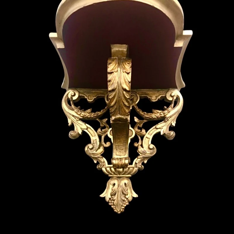 Mensola in legno e foglia oro con festoni ,volute rocaille e motivi vegetali stilizzati.