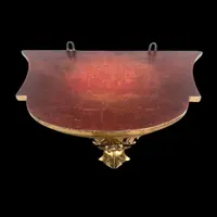 Mensola in legno e foglia oro con festoni ,volute rocaille e motivi vegetali stilizzati.