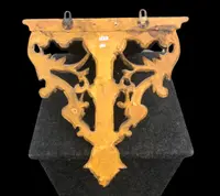 Mensola in legno e foglia oro con festoni ,volute rocaille e motivi vegetali stilizzati.