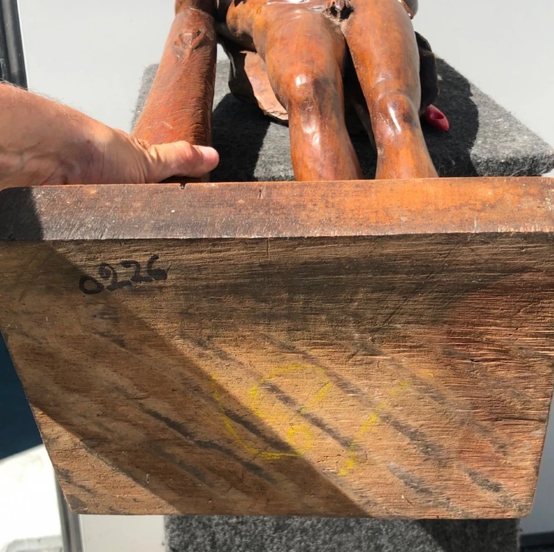 Sculpture en bois d'une seule pièce représentant Hercule avec la peau du lion. 73 cm (socle : 27 x 23 cm).