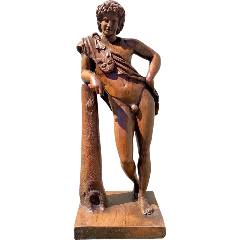 Sculpture en bois d'une seule pièce représentant Hercule avec la peau du lion. 73 cm (socle : 27 x 23 cm).