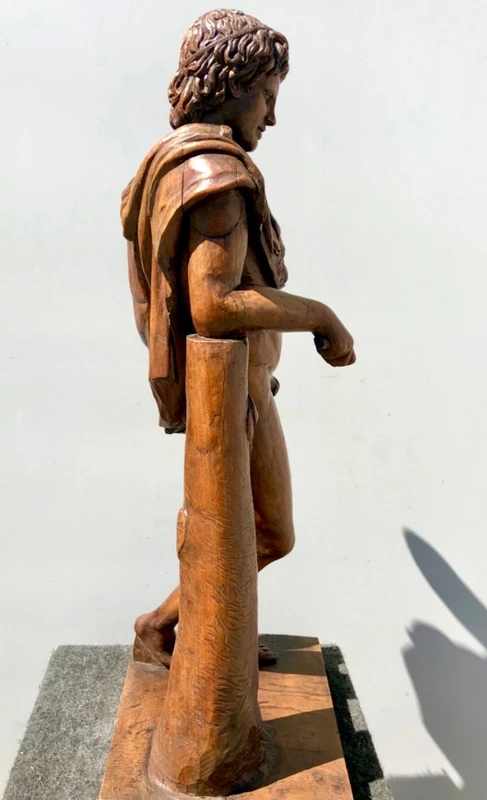 Sculpture en bois d'une seule pièce représentant Hercule avec la peau du lion. 73 cm (socle : 27 x 23 cm).