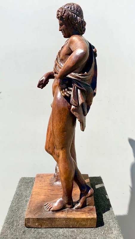 Sculpture en bois d'une seule pièce représentant Hercule avec la peau du lion. 73 cm (socle : 27 x 23 cm).