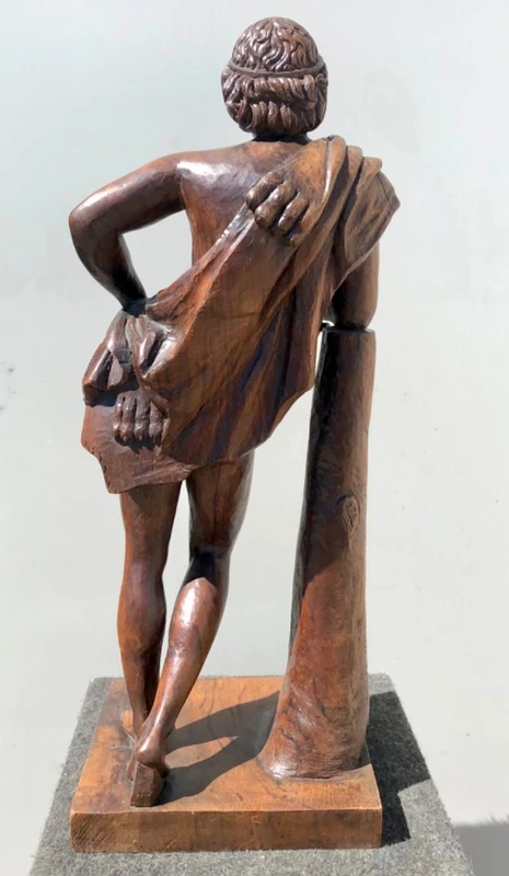 Sculpture en bois d'une seule pièce représentant Hercule avec la peau du lion. 73 cm (socle : 27 x 23 cm).