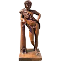 Sculpture en bois d'une seule pièce représentant Hercule avec la peau du lion. 73 cm (socle : 27 x 23 cm).