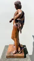 Sculpture en bois d'une seule pièce représentant Hercule avec la peau du lion. 73 cm (socle : 27 x 23 cm).