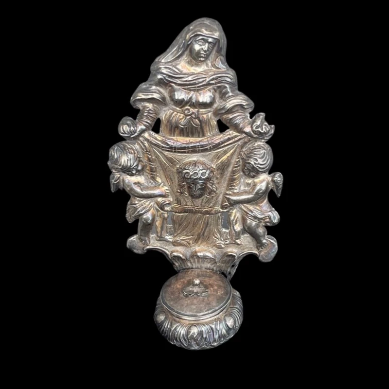 Bénitier en argent repoussé représentant sainte Véronique