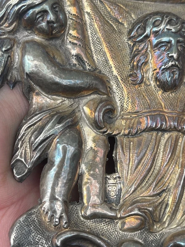 Bénitier en argent repoussé représentant sainte Véronique