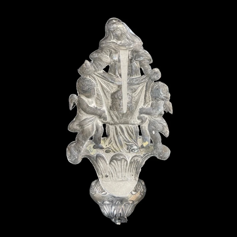 Bénitier en argent repoussé représentant sainte Véronique