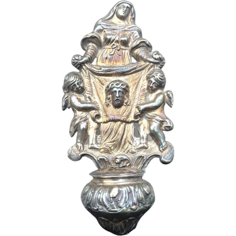 Bénitier en argent repoussé représentant sainte Véronique