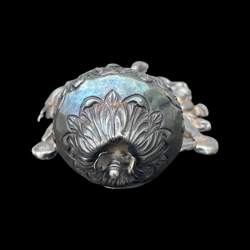 Bénitier en argent repoussé représentant sainte Véronique