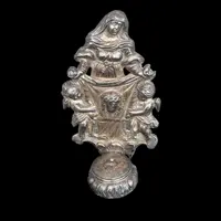 Bénitier en argent repoussé représentant sainte Véronique