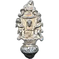 Bénitier en argent repoussé représentant sainte Véronique