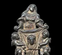 Bénitier en argent repoussé représentant sainte Véronique